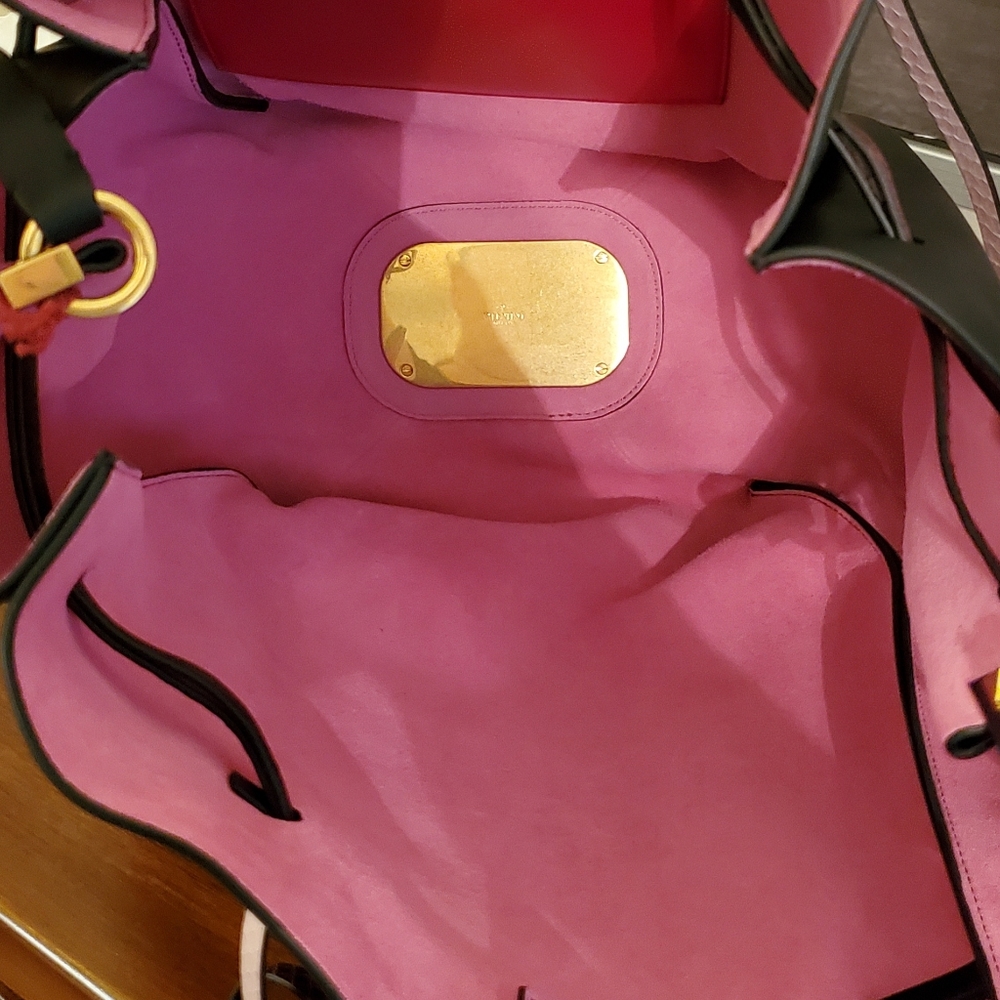 Valentino Garavani Bucket Bag with Rockstud Wallet - Picture 9 of 16